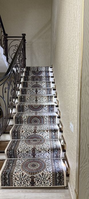 4 sotok, 238 kv yashash maydoni. 40 Let massivda o’z uyimiz sotiladi.