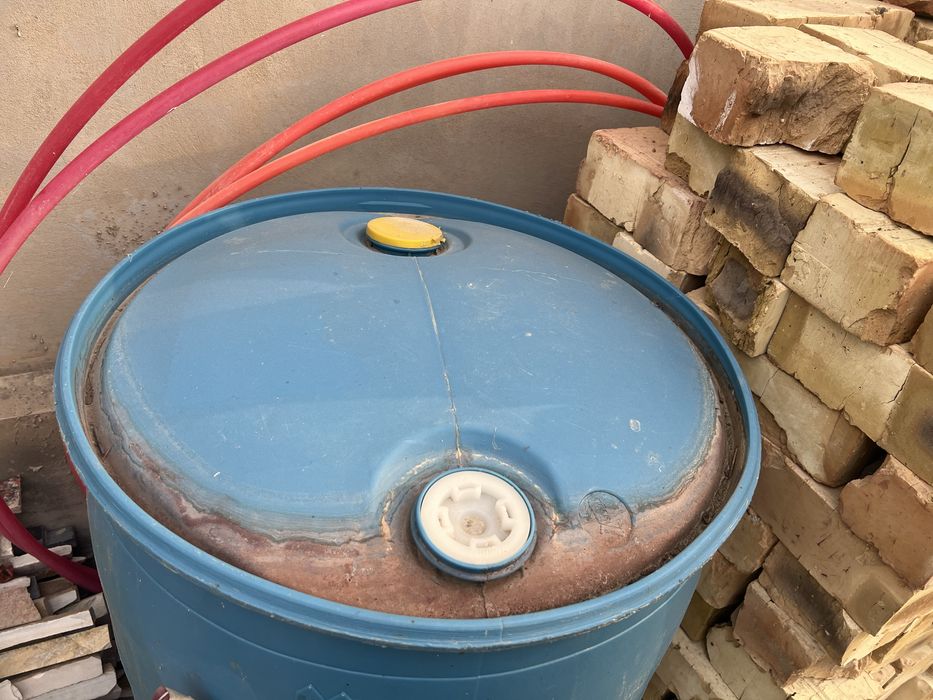 Чистая пластмассовая бочка 200 литровая