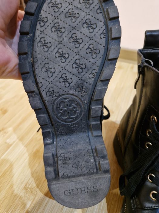 Se vinde ghete Guess