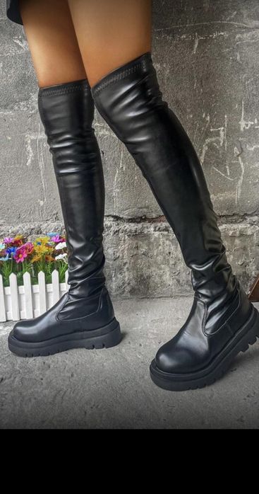 Дълги черни ботуши