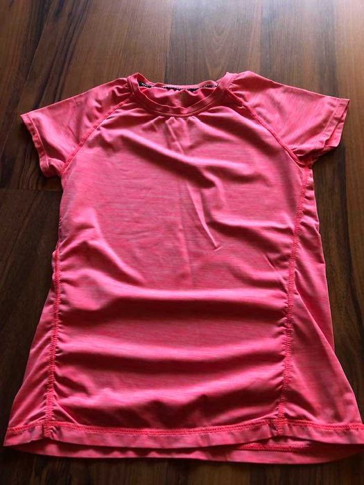 разпродажба на спортни тениски и оформящ безшевен клин