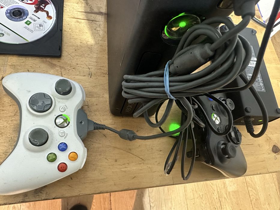 Consola xbox 360s cu doua manete si jocuri