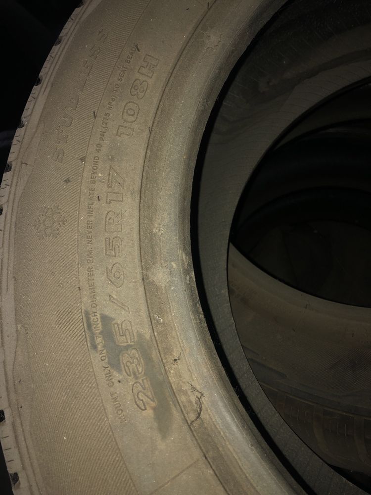 Продам зимнюю резину 235/65R17