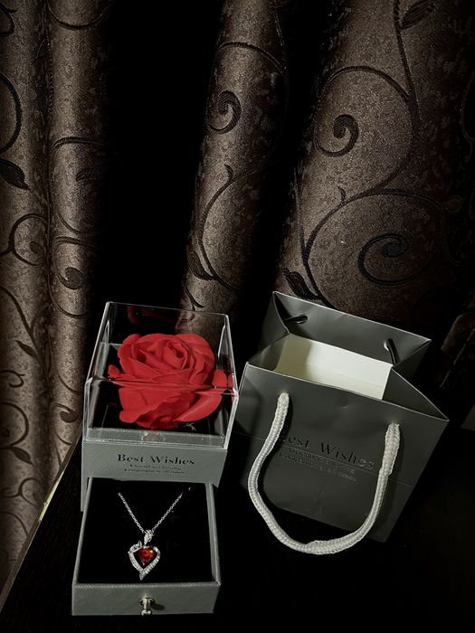 Cadou ideal compus din Cutie trandafir lantisor + punga cadou