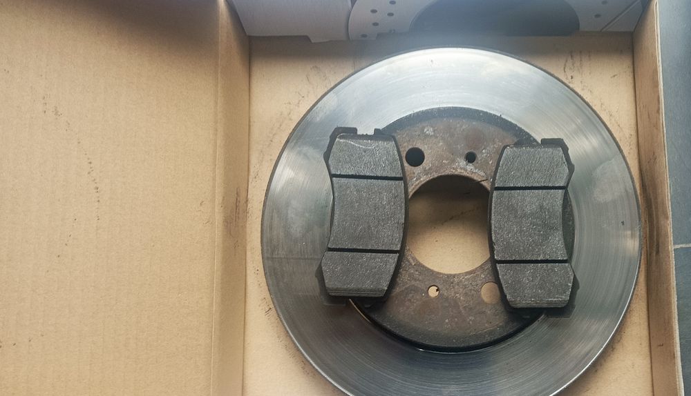 Тормозные диски вместе с тормозными колодками