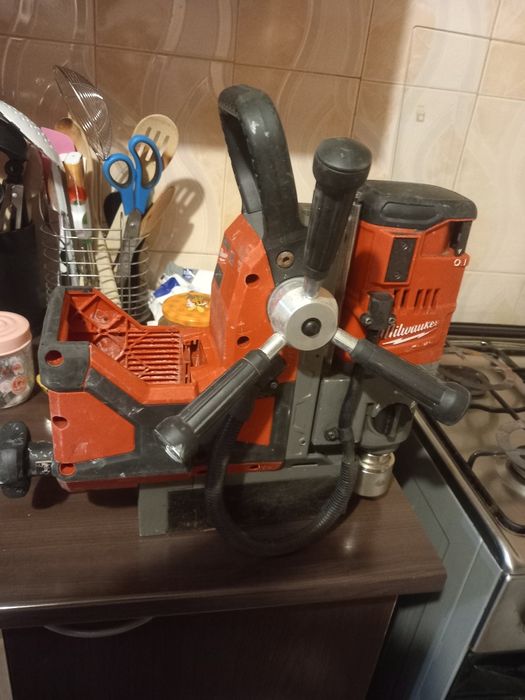 Bormașina cu talpa magnetica milwaukee