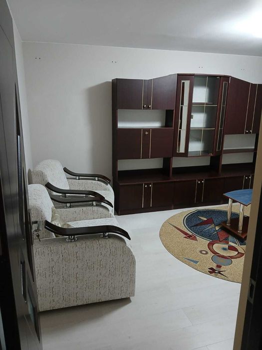 Inchiriez apartament 2 camere, decomandat, zona Lunca