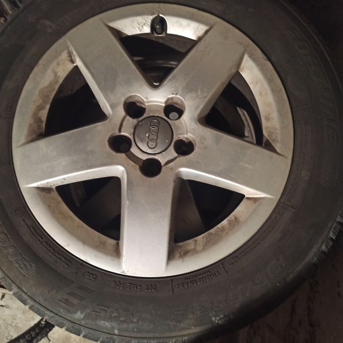 Vând cauciucuri cu jante originale Audi.Negociabil.