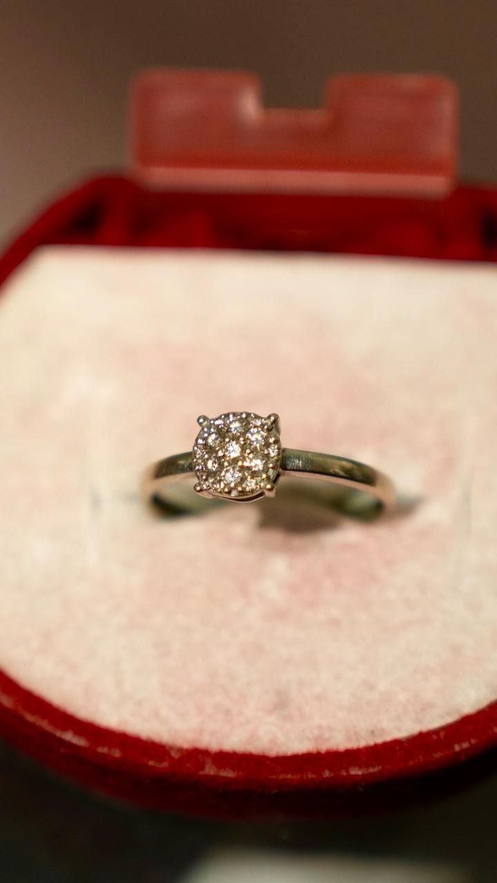 Золотое кольцо из белого золота с бриллиантами