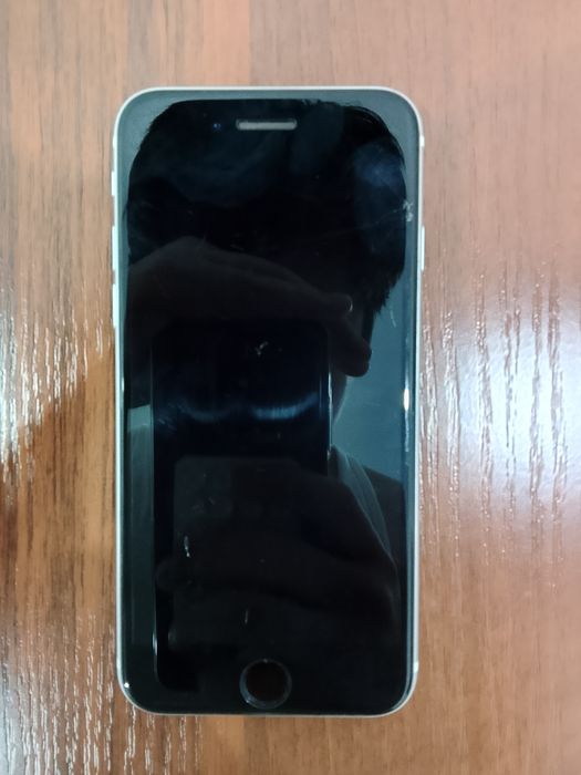 Продам iPhone SE 2020
