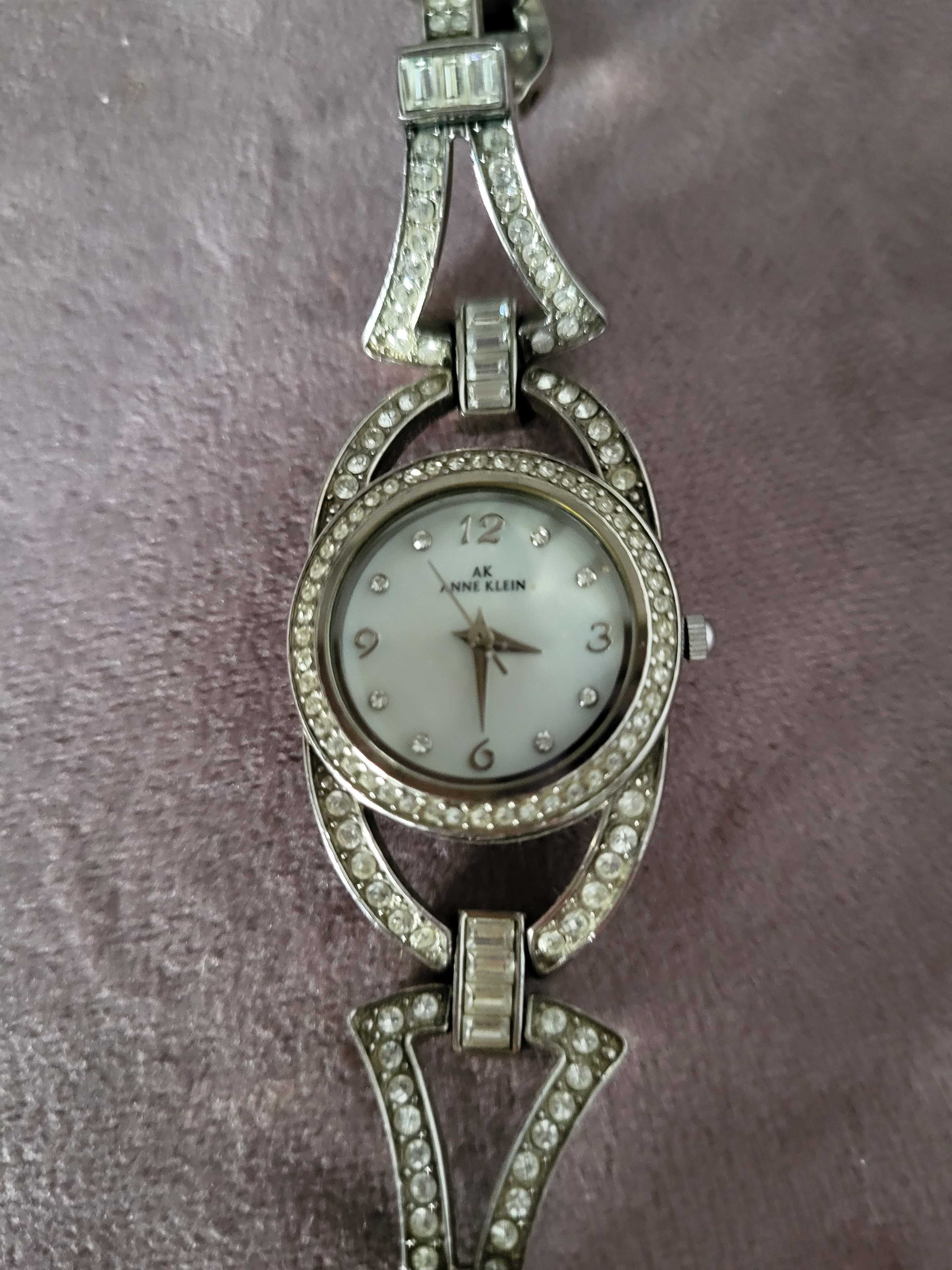 Часовник Anne Klein