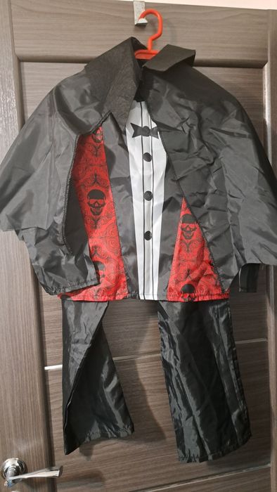 Vând costum copii vampir