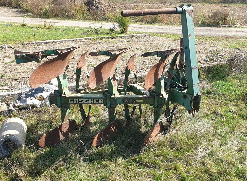 Vând Plug  Reversibil 3 trupite