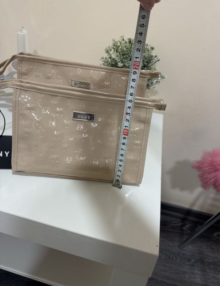 DKNY НОВИ козметични несесери