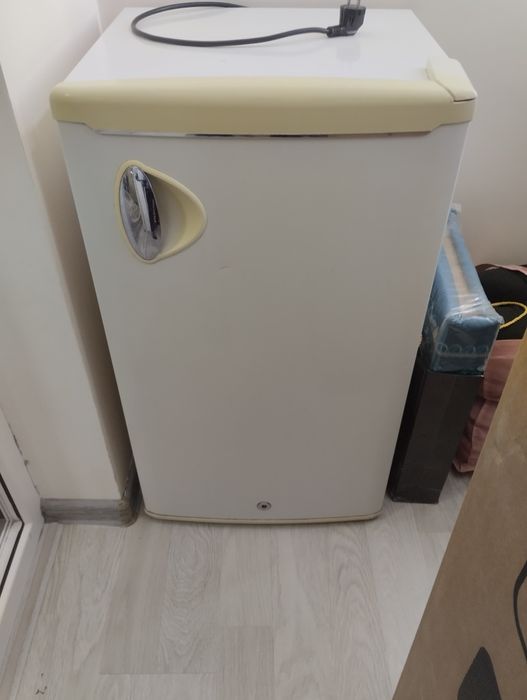 Xolodilnik sotiladi,ishlab duribdi.