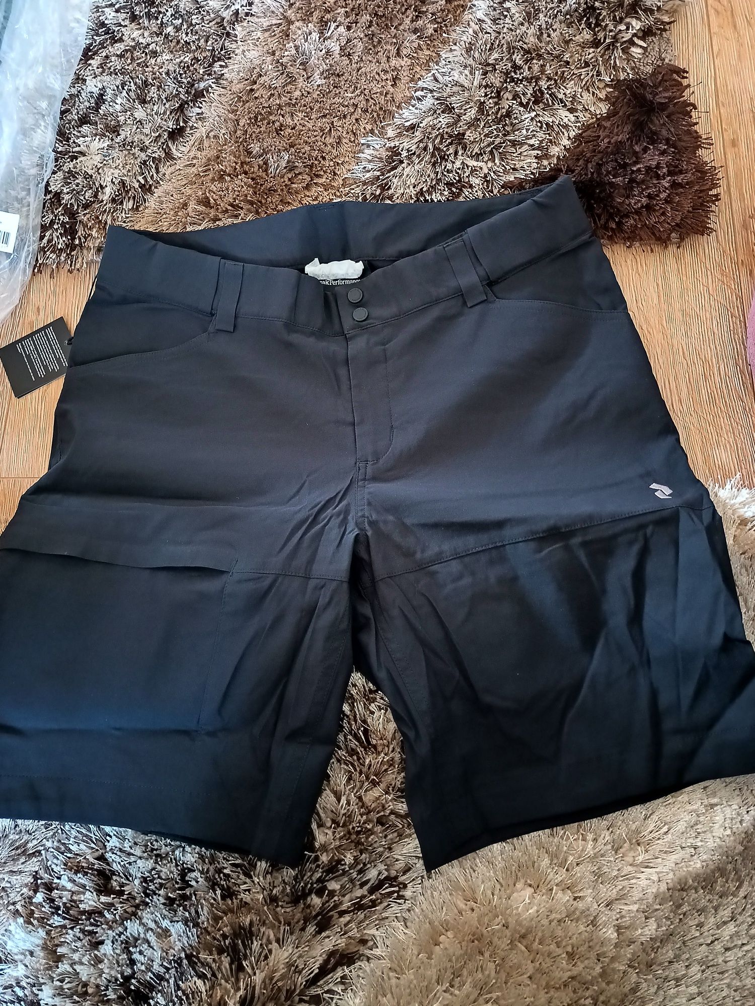 Pantaloni scurți dama Peak Performance negri Iconiq Shorts