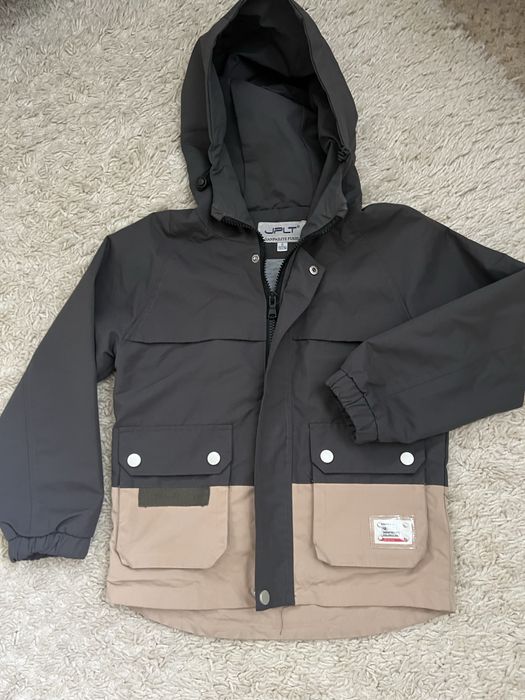 Осенне- весеняя ветровка почти новая на 5-6 лет.