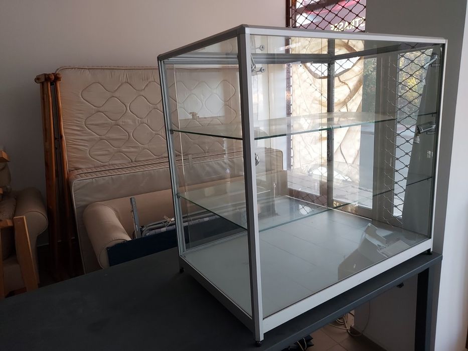 Стъклена витрина с ключ и осветление