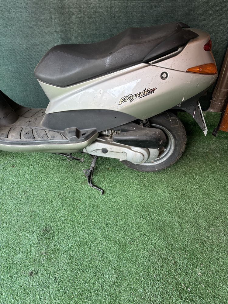 Scuter Pegeout Elizeu  - 100 cm  Italia