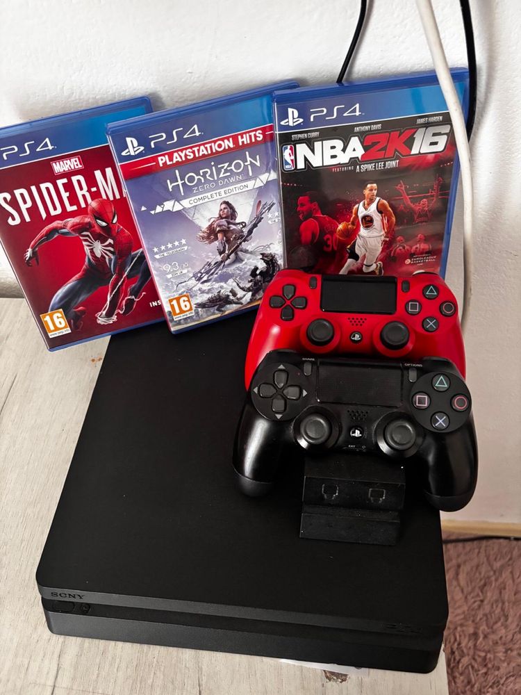 Vand ps4 in stare impecabilă cu accesorii originale memorie 2000GB