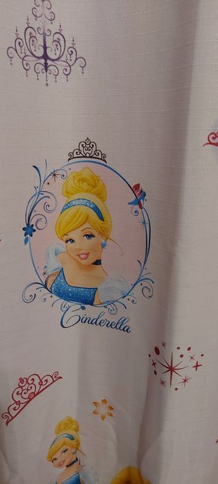Draperii roz cu imprimeuri