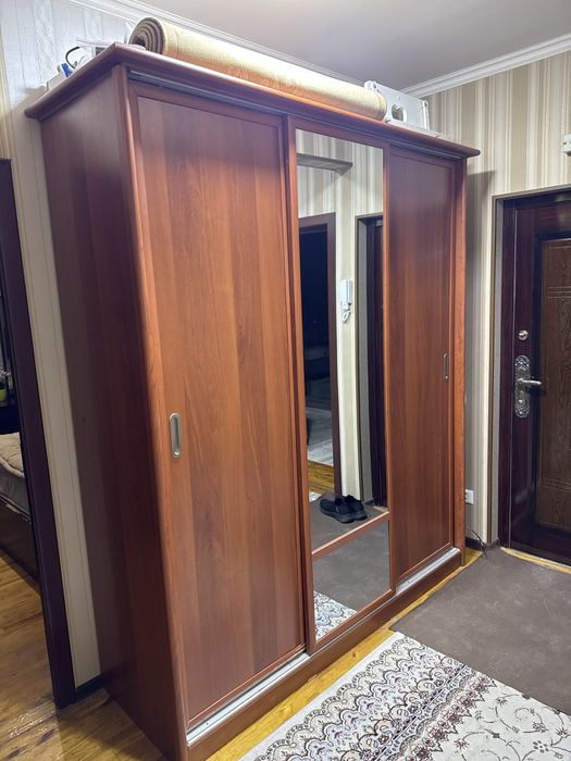 Чистый деревянный шкаф