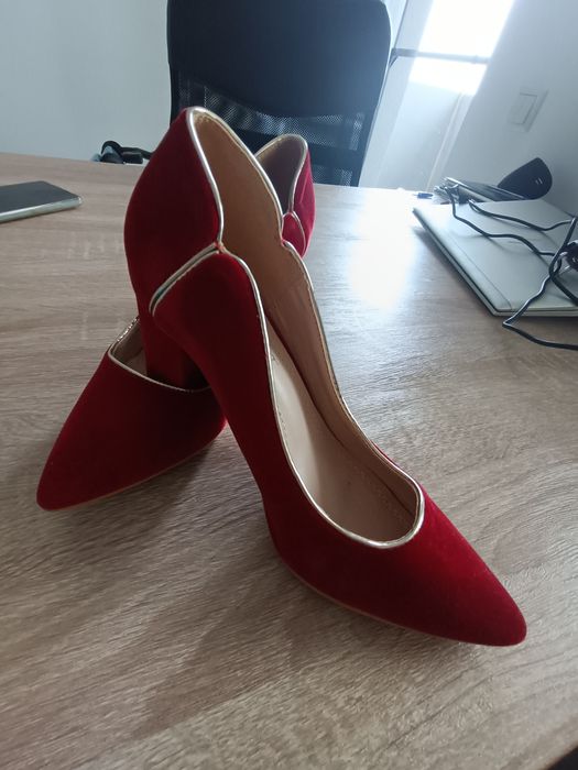 Pantofi Roșii de Catifea