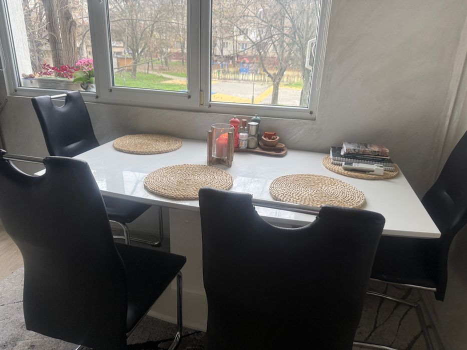 Продавам Трапезна маса с 4 стола