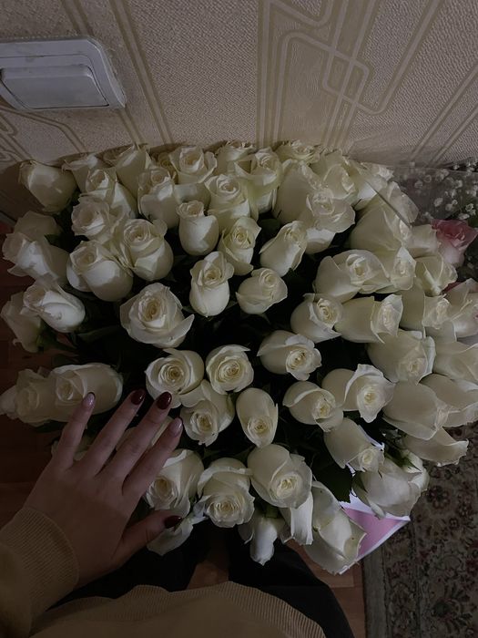 белые красивые розы 2 букет гифсофилы и роза