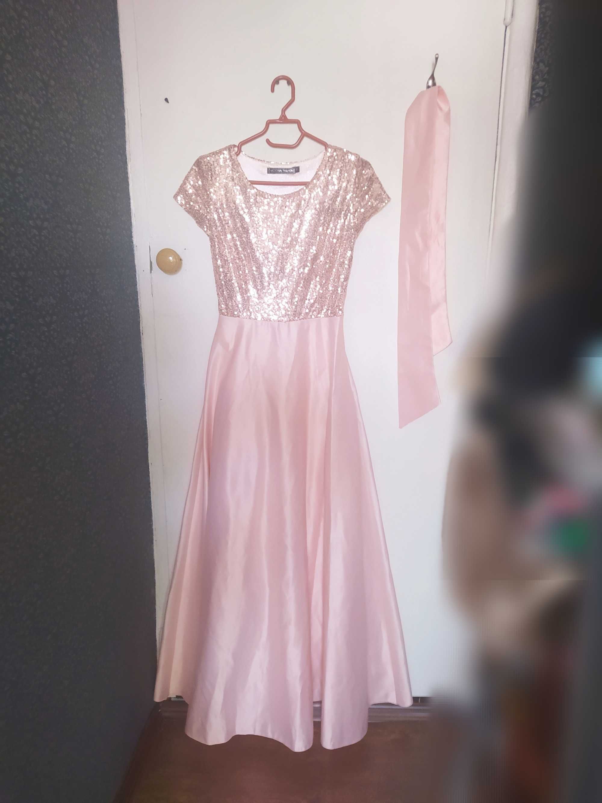 Вечернее розовое платье