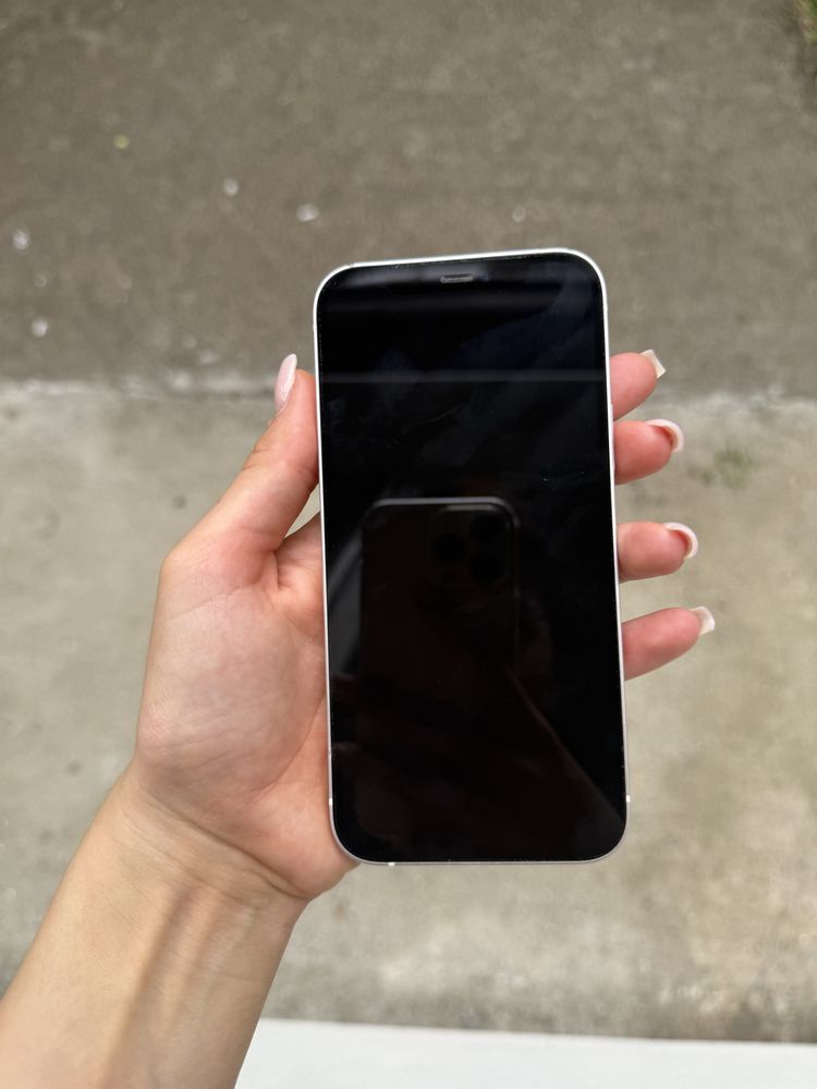 Продавам Iphone 12 в безупречно състояние