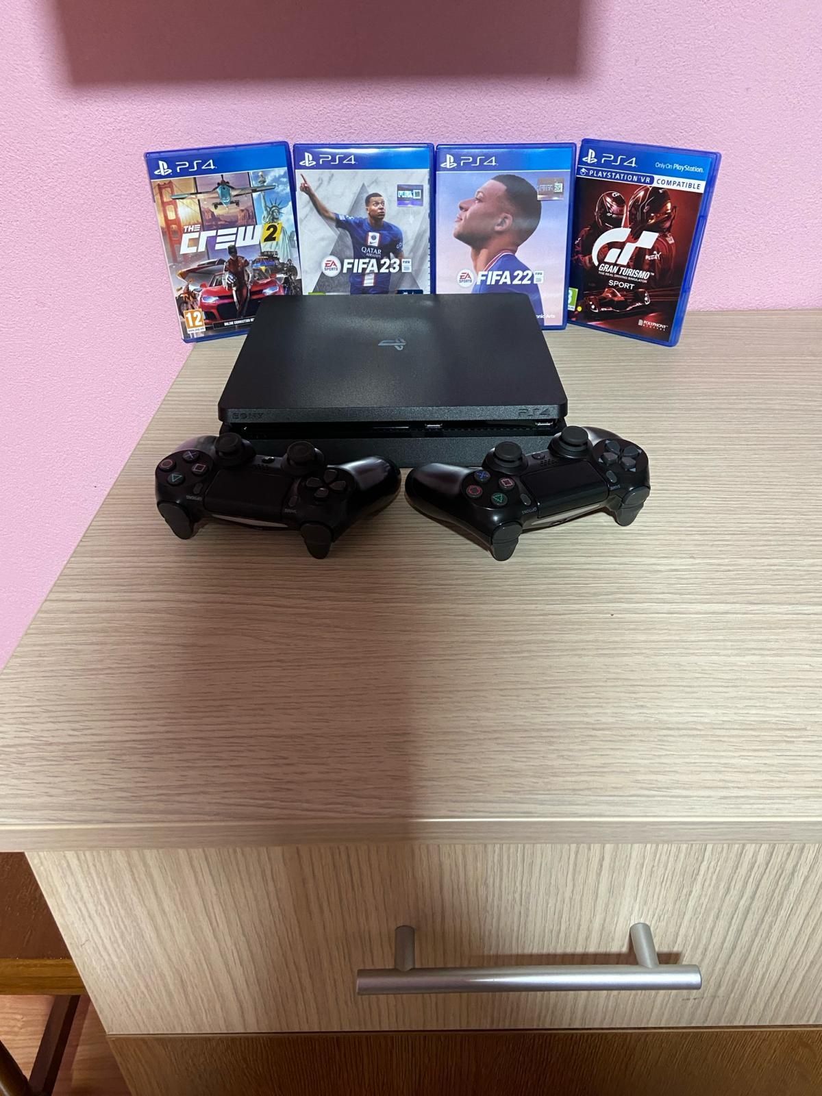 PS4 slim 1TB cu 2 manete