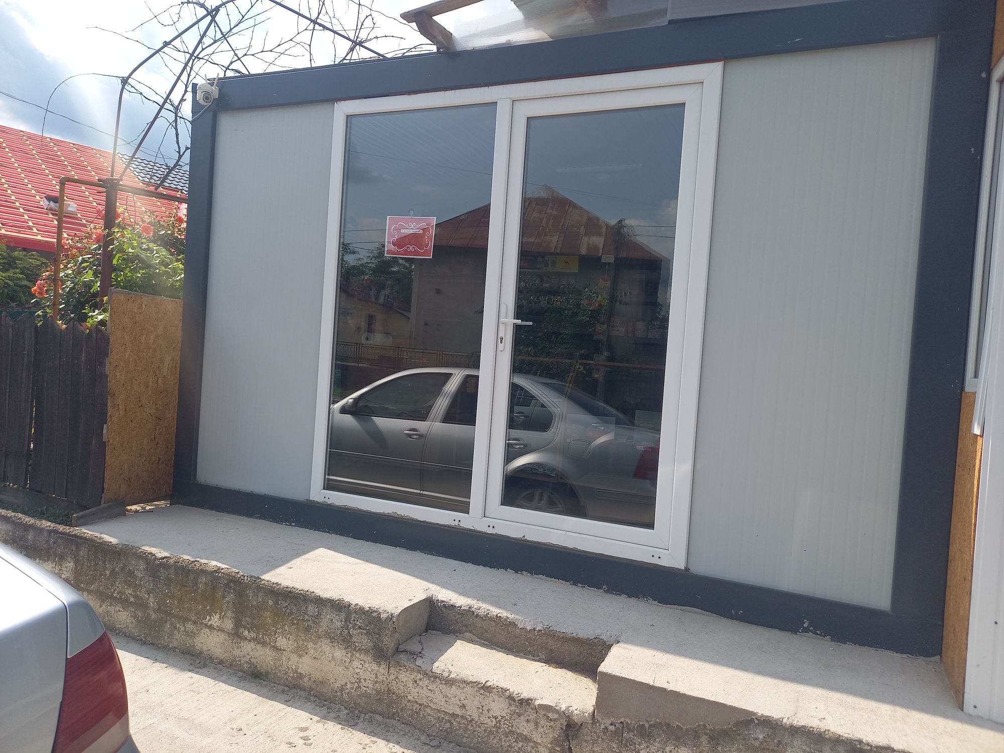 Vând containar tip vitrină