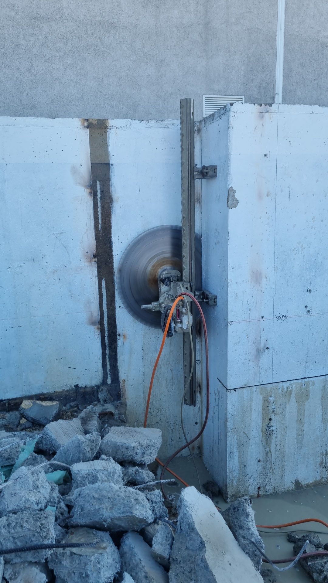 Taiat decupat secționat piconat carotat beton armat . Carota carotare