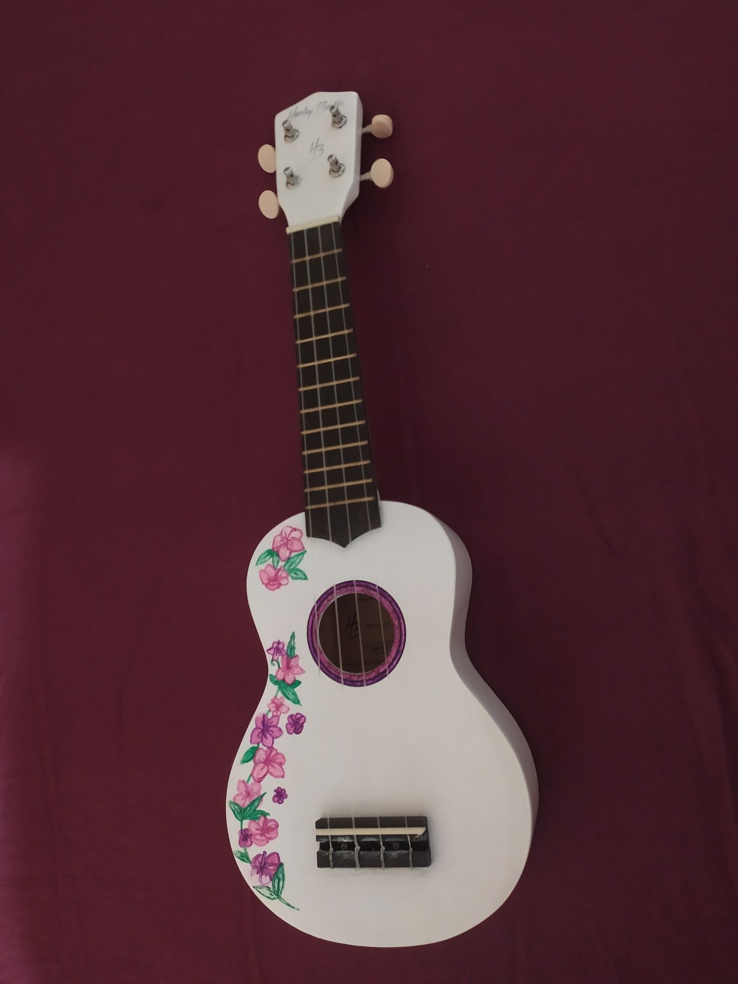 Ukulele cu flori desenate