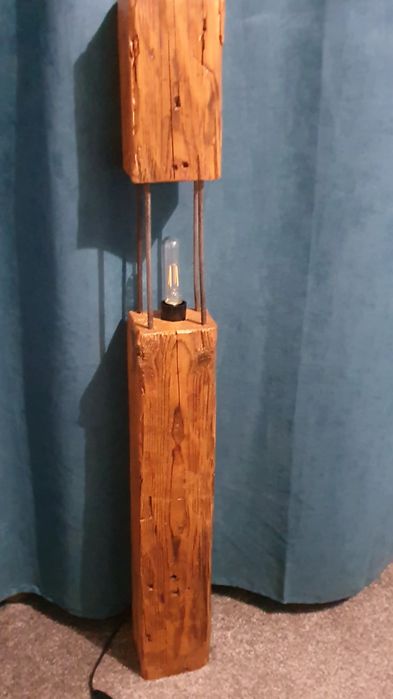 Lampa din lemn facuta manual