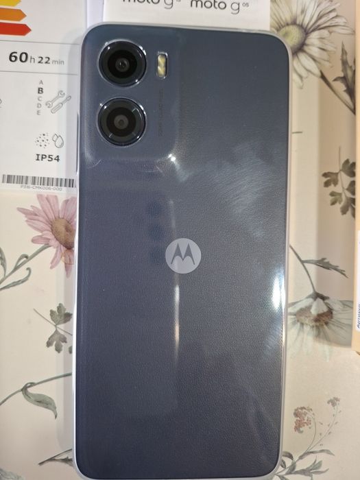 Телефон нов има силиконов калъв.