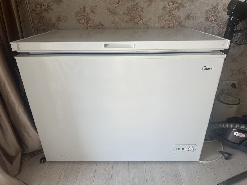 Морозильник Midea белый
