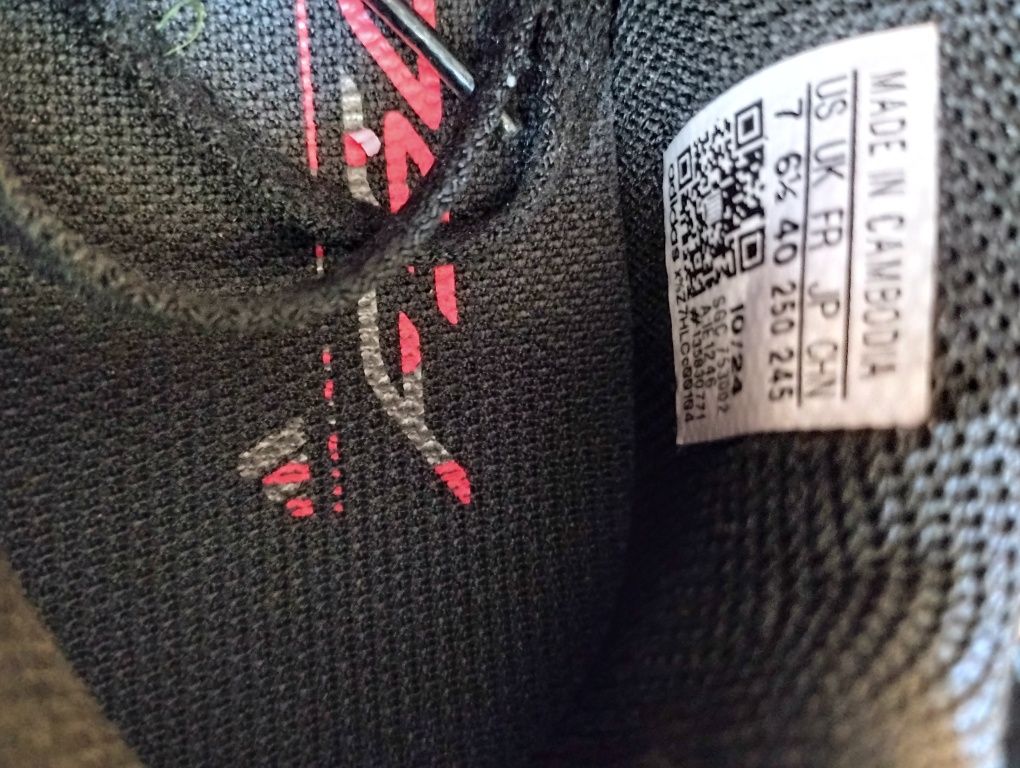 Футболни обувки Adidas 40 номер 25см. Нови