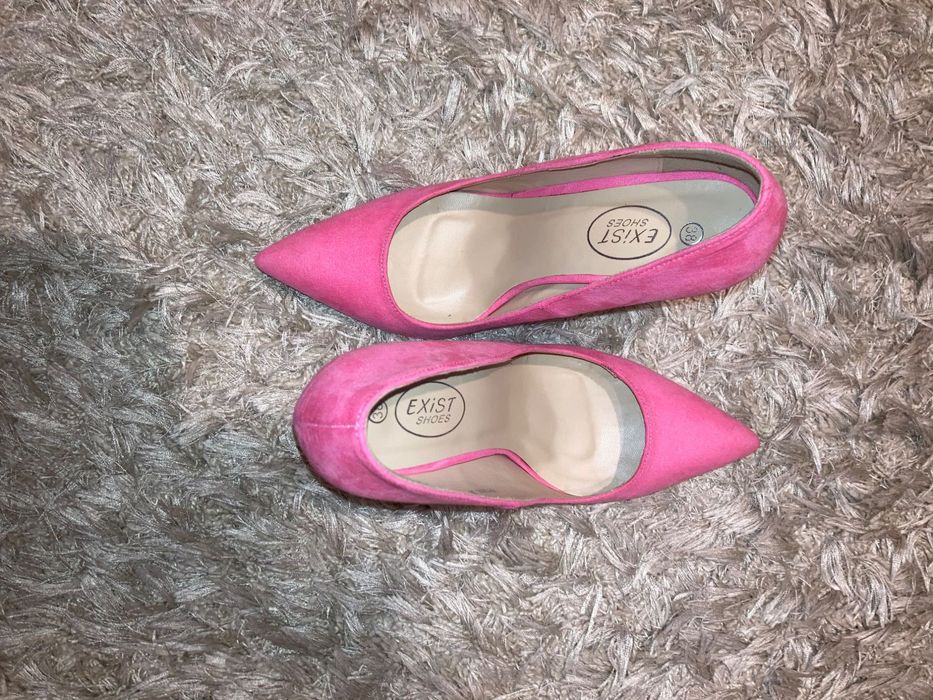 Vând pantofi roz
