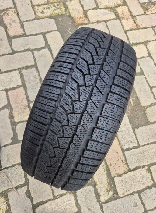 O bucată 235/45 R18 M+S iarnă - una Continental