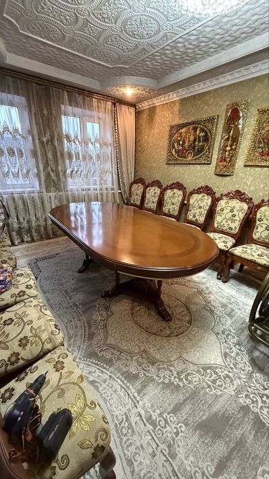 Стол для гостинной. Дерево. В разложенном виде 3 метра