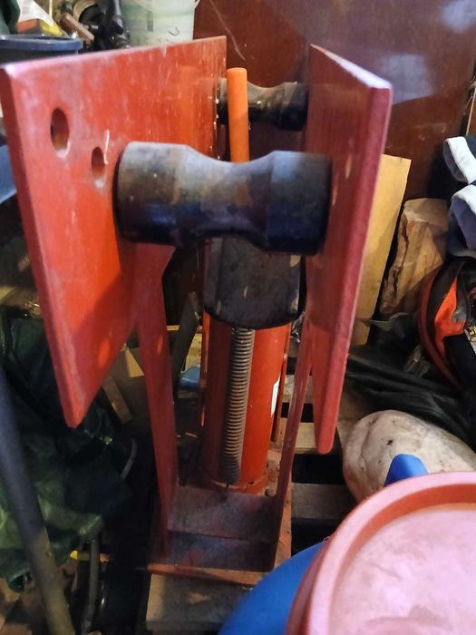 Vând Presa hidraulica 16 tone îndoit țevi + 8 profile