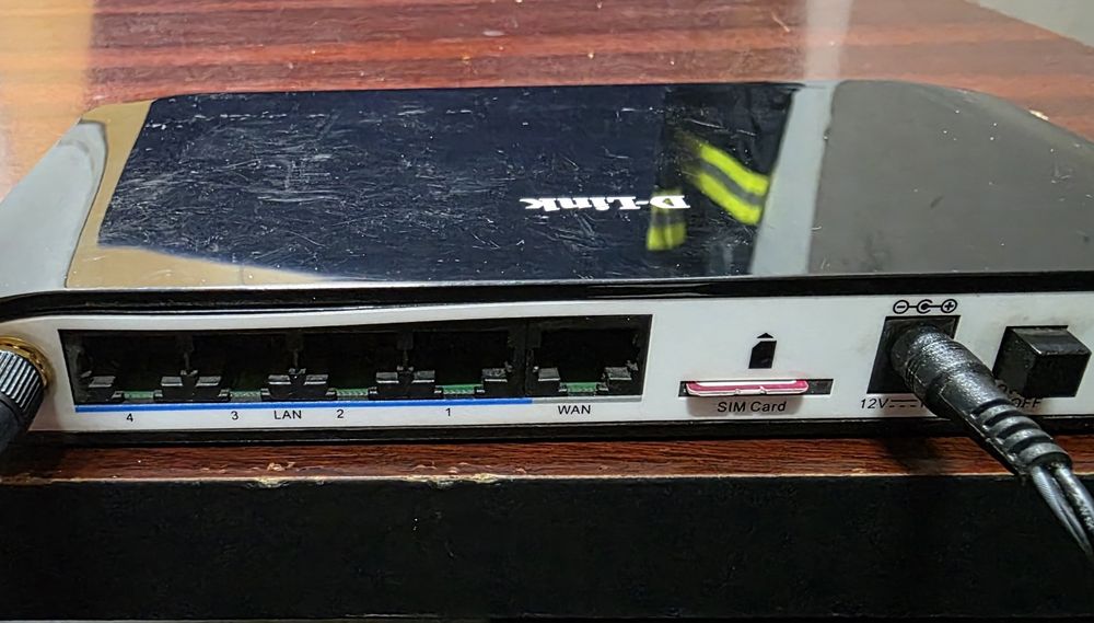 Router D-Link DWR-921 4G LTE cu slot SIM