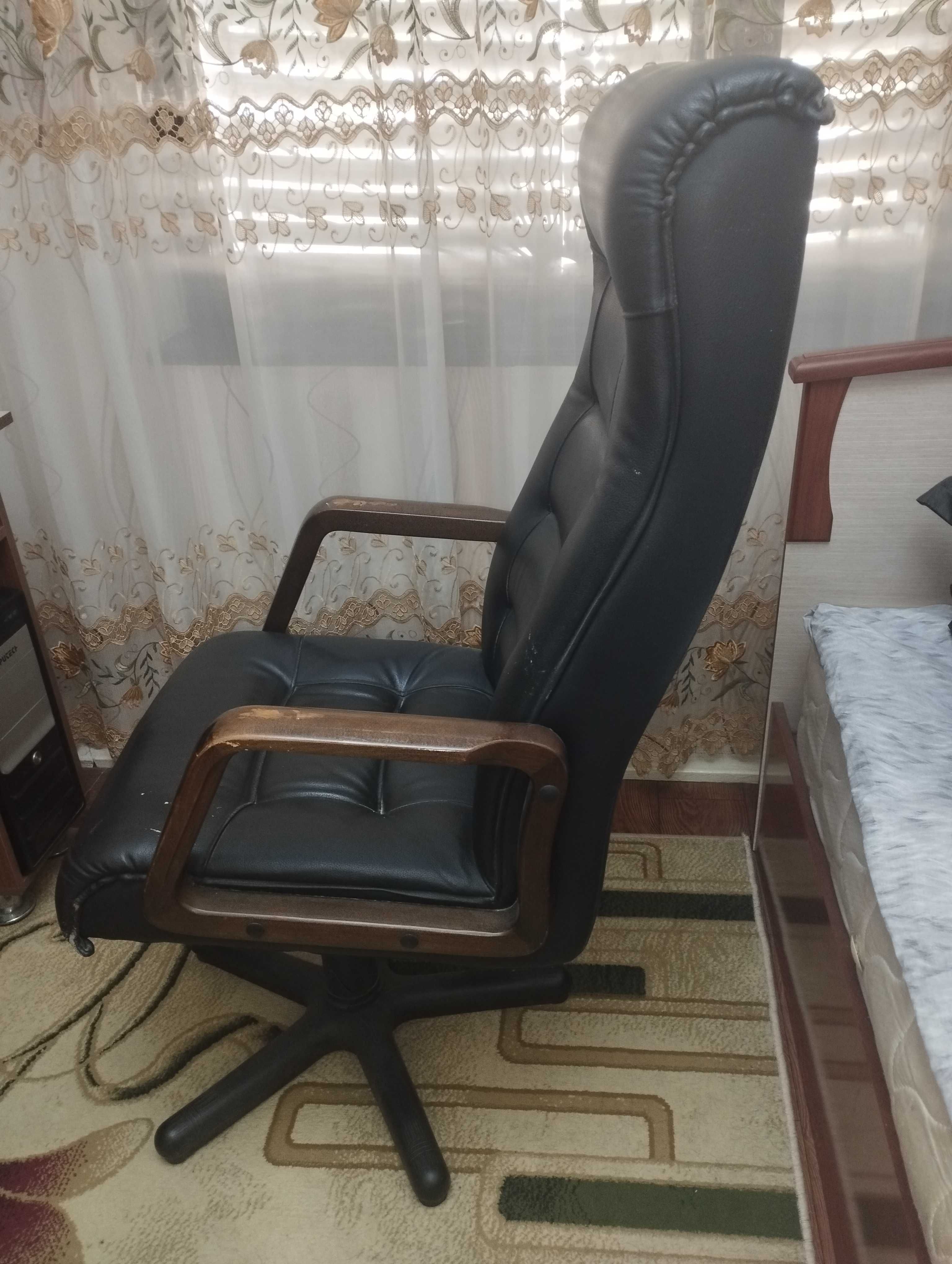 Продам кожаное кресло
