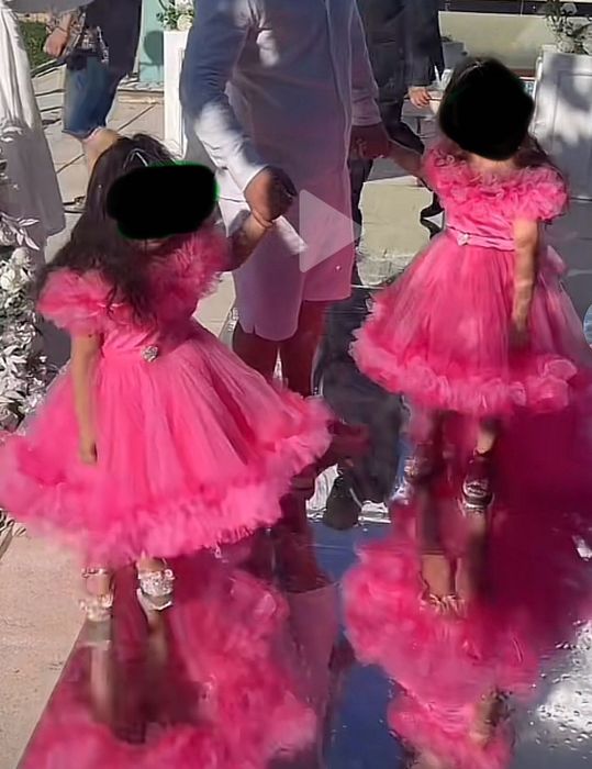 Vând 2 rochițe de ocazie ! Mărimile sunt 4-5 ani și 6-7 ani