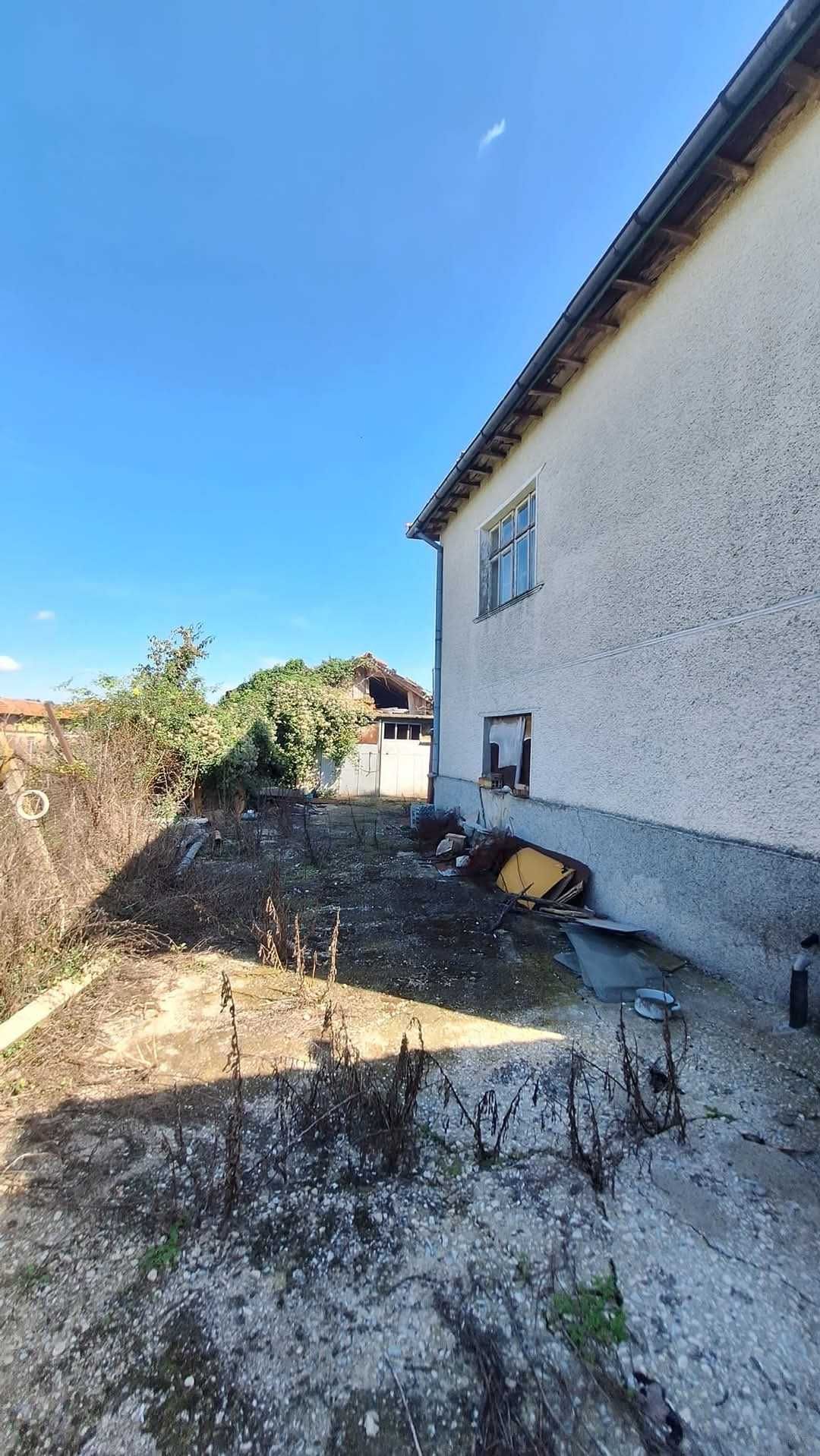 Продавам две къщи