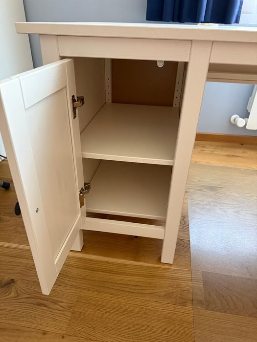 Бюро от иглолистна дървесина