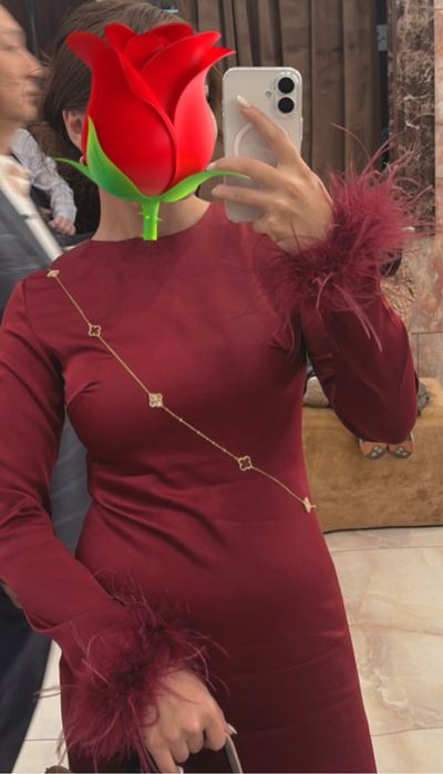 Платье атлас с перьями