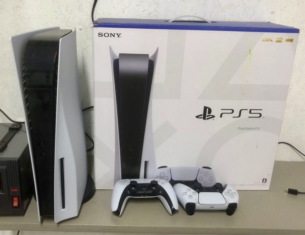 Продается SONY PlayStation 5 ,2 джойстика ,прошивка последнего уровня